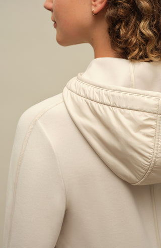 Damenjacke von Frauenschuh, Modell Rania-BF in Sandstone beige –  Model Detailansicht hinten, leichte Jacke für Frühling und Sommer, stilvoll und funktional für Alltag und Freizeit.