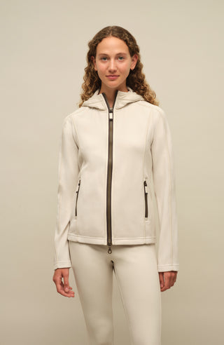 Damenjacke von Frauenschuh, Modell Rania-BF  in Sandstone beige –  Model Vorderansicht, leichte Jacke für Frühling und Sommer, stilvoll und funktional für Alltag und Freizeit.
