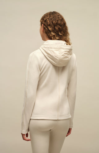 Damenjacke von Frauenschuh, Modell Rania-BF  in Sandstone beige –  Model Rückansicht, leichte Jacke für Frühling und Sommer, stilvoll und funktional für Alltag und Freizeit.
