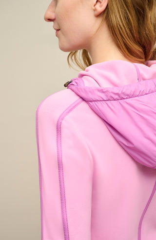 Damenjacke von Frauenschuh, Modell Rania-BF Pink-rose –  Model Detailansicht hinten, leichte Jacke für Frühling und Sommer, stilvoll und funktional für Alltag und Freizeit.
