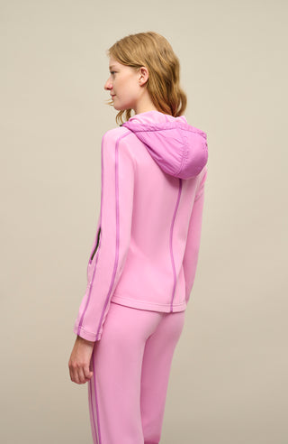 Damenjacke von Frauenschuh, Modell Rania-BF Pink-rose –  Model Rückansicht leichte Jacke für Frühling und Sommer, stilvoll und funktional für Alltag und Freizeit.