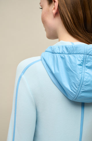 Damenjacke von Frauenschuh, Modell Rania-BF Lightsky - hellblau –  Model Detailansicht hinten, leichte Jacke für Frühling und Sommer, stilvoll und funktional für Alltag und Freizeit.