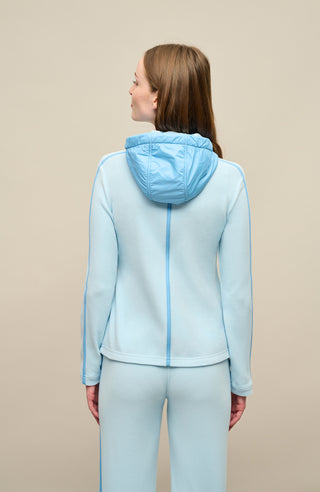 Damenjacke von Frauenschuh, Modell Rania-BF Lightsky - hellblau –  Model Rückansicht, leichte Jacke für Frühling und Sommer, stilvoll und funktional für Alltag und Freizeit.