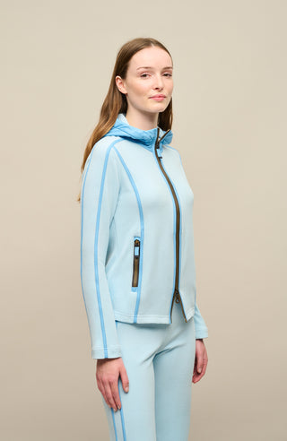 Damenjacke von Frauenschuh, Modell Rania-BF Lightsky - hellblau –  Model Vorderansicht, leichte Jacke für Frühling und Sommer, stilvoll und funktional für Alltag und Freizeit.