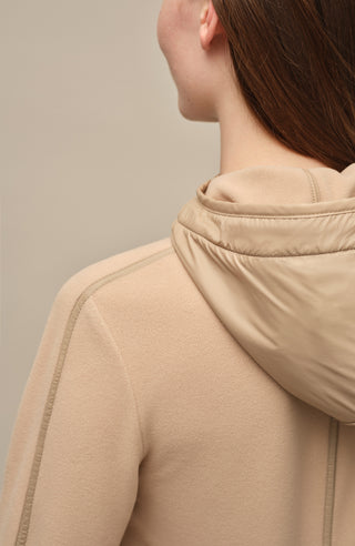 Damenjacke von Frauenschuh, Modell Rania-BF in Savannah - carmel –  Model Detailansicht hinten, leichte Jacke für Frühling und Sommer, stilvoll und funktional für Alltag und Freizeit.