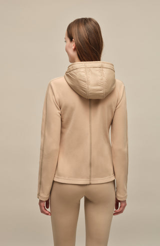 Damenjacke von Frauenschuh, Modell Rania-BF  in Savannah - carmel –  Model Rückansicht, leichte Jacke für Frühling und Sommer, stilvoll und funktional für Alltag und Freizeit.