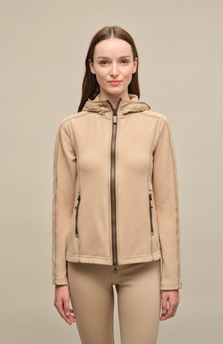 Damenjacke von Frauenschuh, Modell Rania-BF in Savannah - carmel –  Model Vorderansicht, leichte Jacke für Frühling und Sommer, stilvoll und funktional für Alltag und Freizeit.