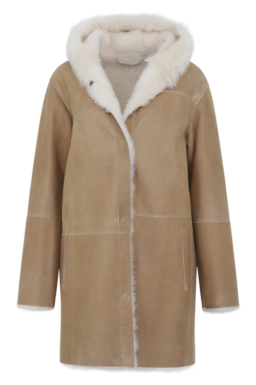 Damen Lammfellmantel Modell 698724 Olivera LCP in Caramel, Vorderansicht, aus voluminösem Lacon Cashmere Plus mit Kapuze und legere Passform