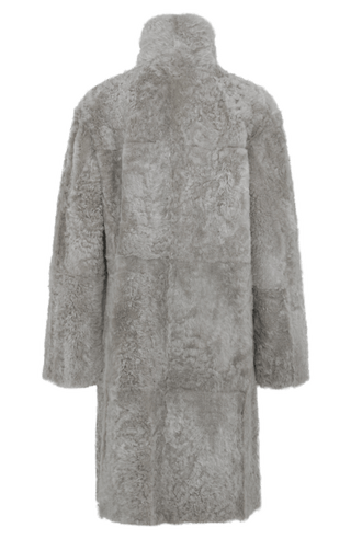 Damen Lammfellmantel Modell 733393 Johanna LL in savannah, Rueckansicht, gerade Passform, wendbar mit Glattleder außen und lockigem Fell innen, Reverskragen