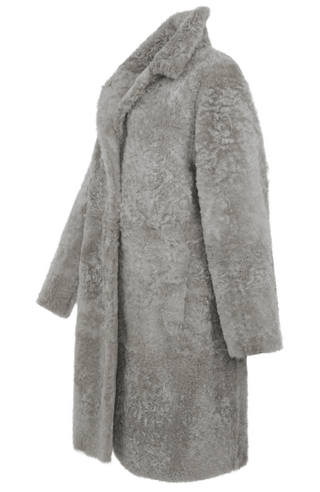 Damen Lammfellmantel Modell 733393 Johanna LL in savannah, Seitenansicht, gerade Passform, wendbar mit Glattleder außen und lockigem Fell innen, Reverskragen