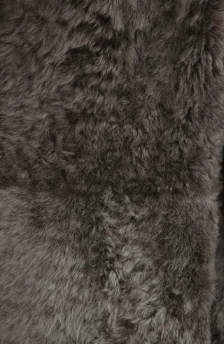 Damen Lammfellmantel Modell 733393 Johanna LL in mink, Detailansicht, gerade Passform, wendbar mit Glattleder außen und lockigem Fell innen, Reverskragen