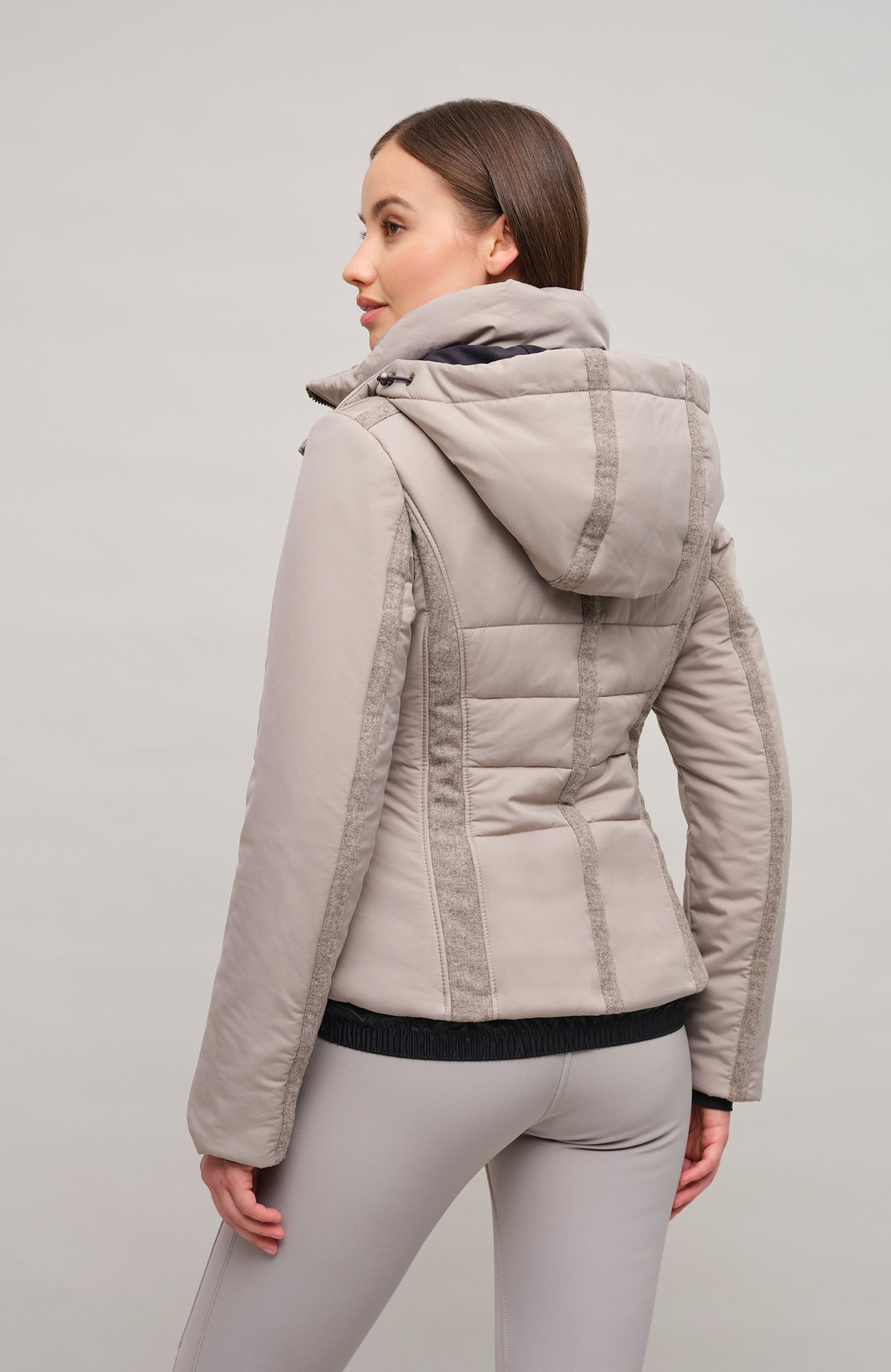 Damen Skijacke Modell 708726 Xenia Multi-LIN in Cashmere – Model Rueckansicht, feminine Passform, abnehmbare Kapuze, Loden-Details, neue Winterkollektion von Frauenschuh