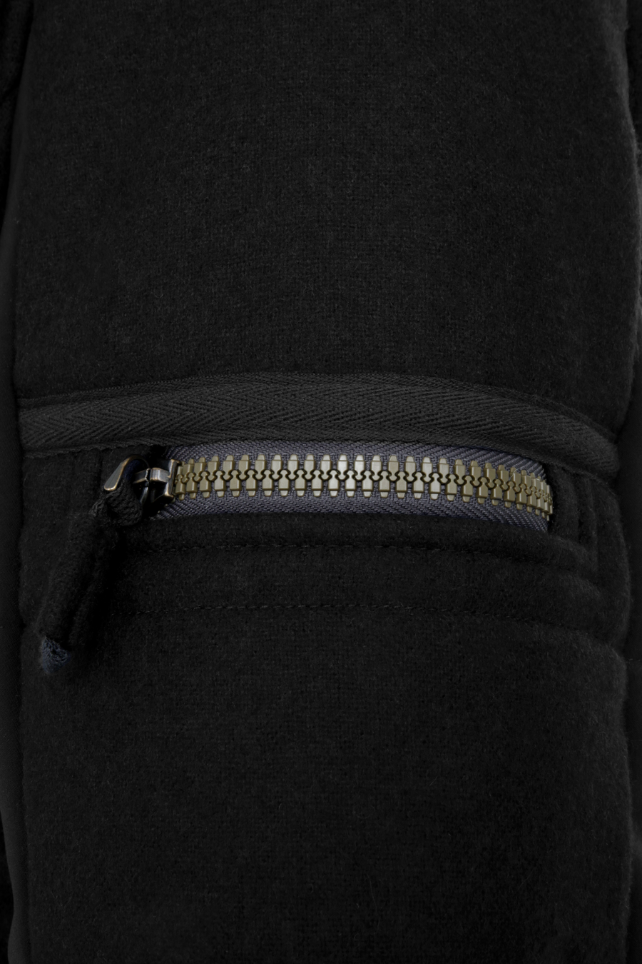 Detailansicht der Damen Skijacke  Rosalie Multi-S in Farbe Schwarz von Frauenschuh – mit typischen Lodendetails, freigestelltes Produktbild, Made in Austria