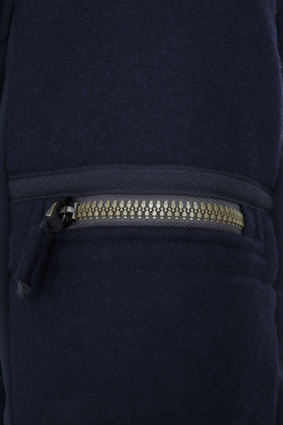 Detailansicht der Damen Skijacke  Rosalie Multi-S in Farbe Dunkelblau von Frauenschuh – mit typischen Lodendetails, freigestelltes Produktbild, Made in Austria