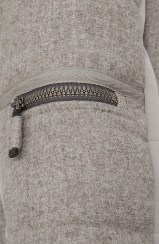 Detailansicht der Damen Skijacke  Rosalie Multi-S in Farbe Cashmere von Frauenschuh – mit typischen Lodendetails, freigestelltes Produktbild, Made in Austria