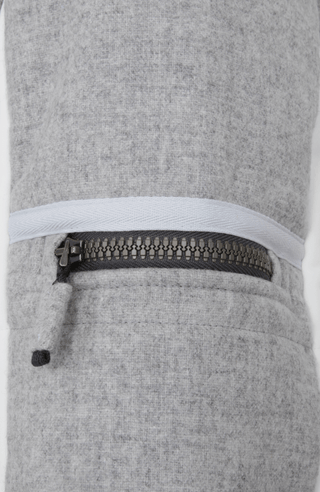 Detailansicht der Damen Skijacke  Rosalie Multi-S in Farbe Cloud von Frauenschuh – mit typischen Lodendetails, freigestelltes Produktbild, Made in Austria
