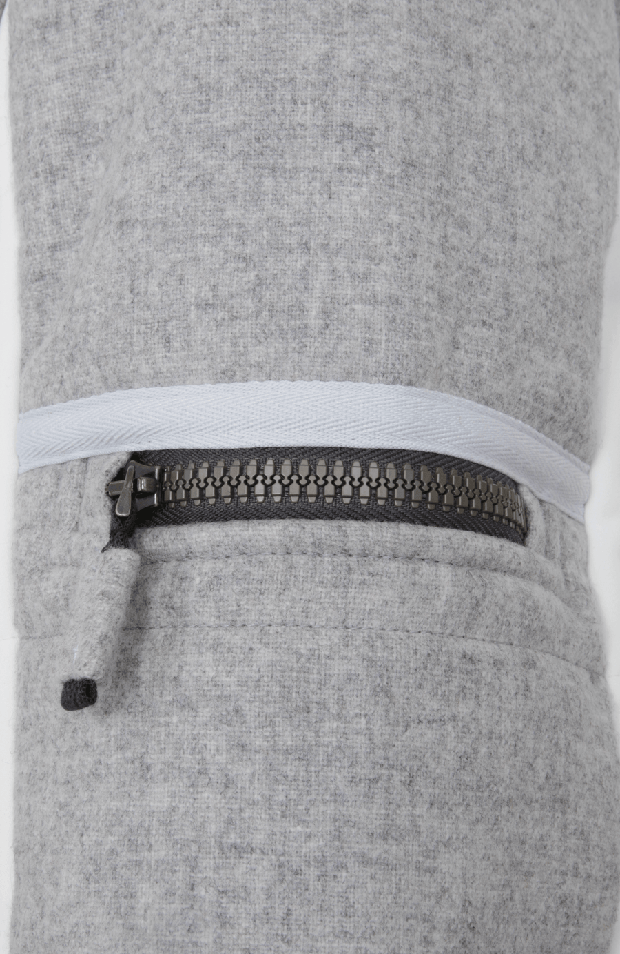 Detailansicht der Damen Skijacke  Rosalie Multi-S in Farbe Cloud von Frauenschuh – mit typischen Lodendetails, freigestelltes Produktbild, Made in Austria