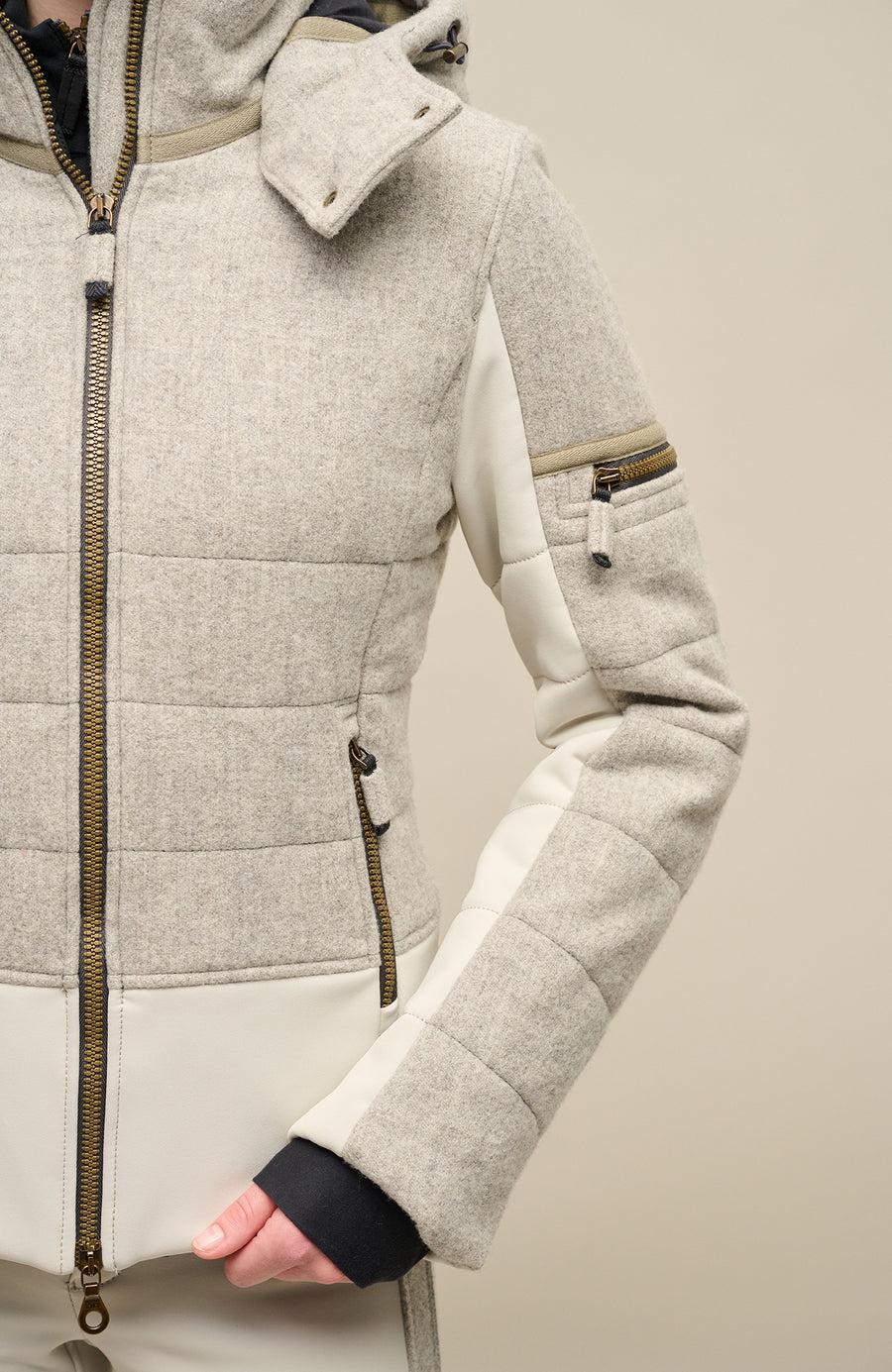 Detailansicht am Model der Damen Skijacke  Rosalie Multi-S in Farbe Cloud von Frauenschuh – mit typischen Lodendetails, freigestelltes Produktbild, Made in Austria