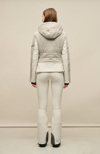 Rueckansicht am Model der Damen Skijacke  Rosalie Multi-S in Farbe Cloud von Frauenschuh – mit typischen Lodendetails, freigestelltes Produktbild, Made in Austria
