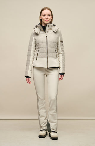 Vorderansicht am Model der Damen Skijacke  Rosalie Multi-S in Farbe Cloud von Frauenschuh – mit typischen Lodendetails, freigestelltes Produktbild, Made in Austria