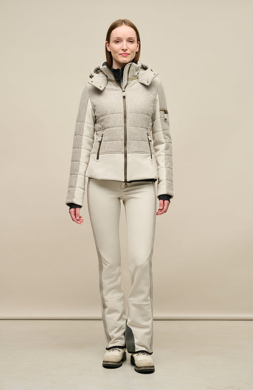 Vorderansicht am Model der Damen Skijacke  Rosalie Multi-S in Farbe Cloud von Frauenschuh – mit typischen Lodendetails, freigestelltes Produktbild, Made in Austria