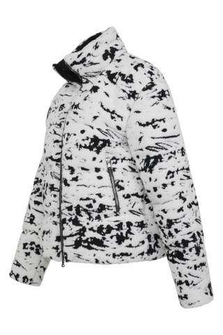 Damen-Winterjacke, mit Daunen gefüttert, im Schwarz-Weiß-Landschaftsmotiv, aus superweicher Merinowolle. Ein exklusives limitiertes Stück von Frauenschuh. Freisteller Seitenansicht
