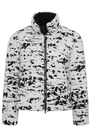 Damen-Winterjacke, mit Daunen gefüttert, im Schwarz-Weiß-Landschaftsmotiv, aus superweicher Merinowolle. Ein exklusives limitiertes Stück von Frauenschuh. Freisteller Vorderansicht.