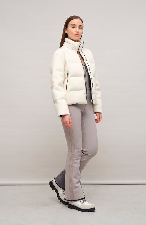 Vorderansicht am Model der Damen-Daunenjacke aus Loden, Modell 725720 Alpine-LA, Farbe 2150 Creme