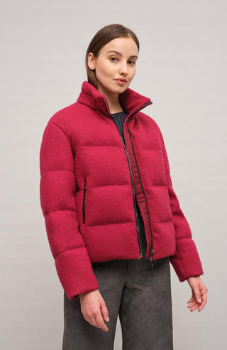 Vorderansicht am Model der Damen-Daunenjacke aus Loden, Modell 725720 Alpine-LA, Farbe: 74 0 berry