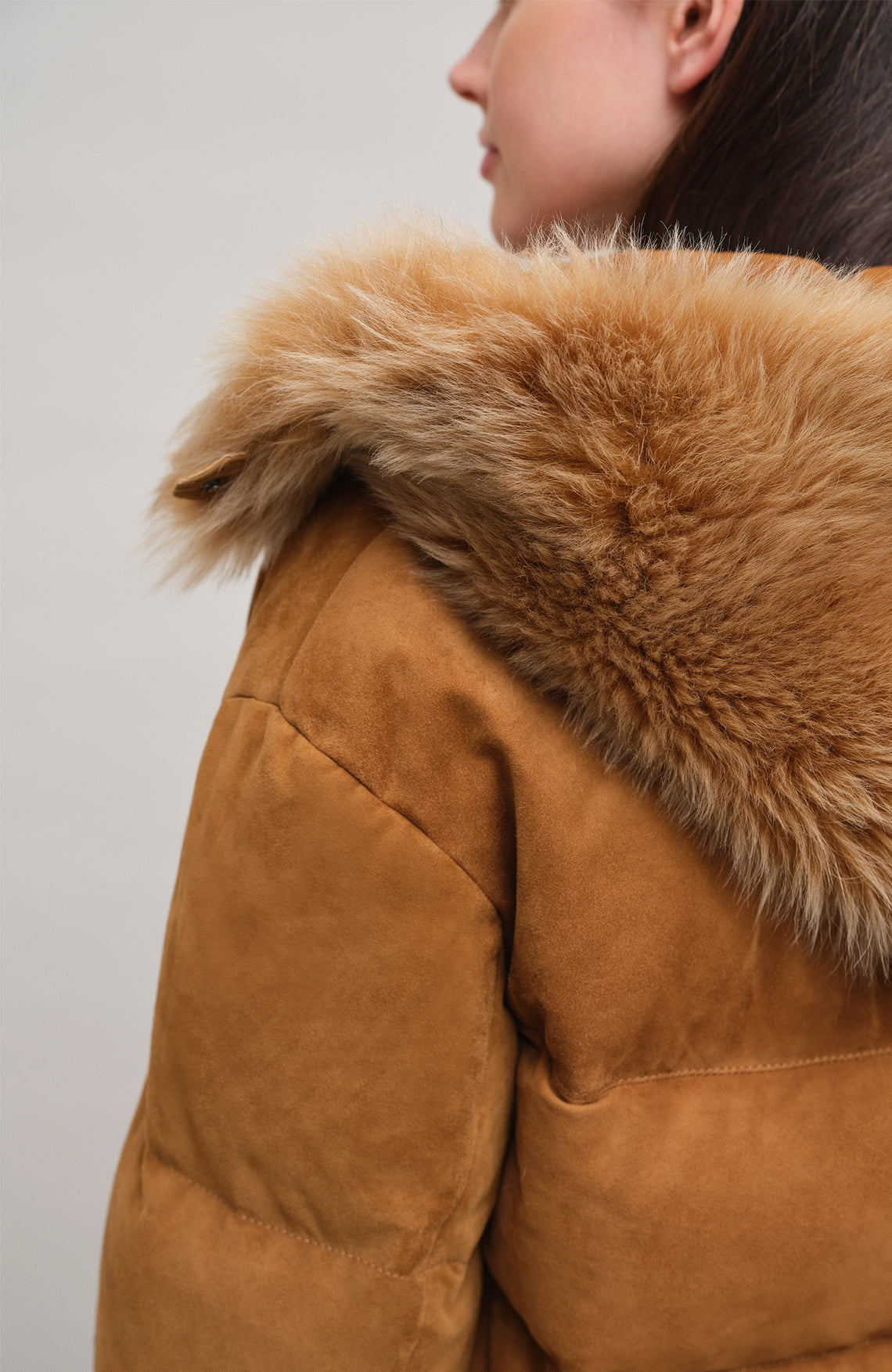 Daunenjacke aus Veloursleder von Frauenschuh Made in Italy Modell- Alpine CA in der Farbe cappuccino Model Detailansicht