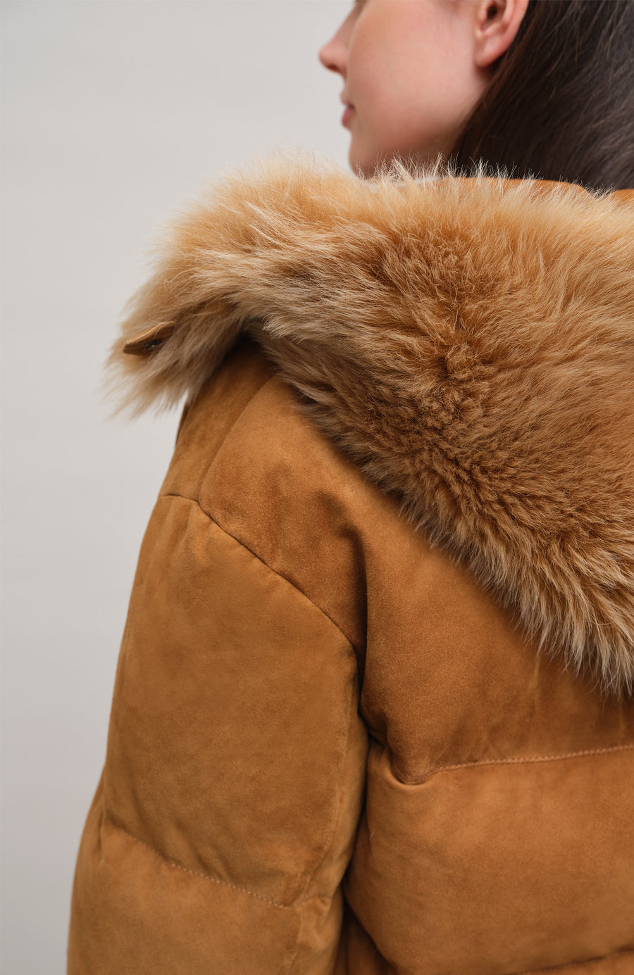 Daunenjacke aus Veloursleder von Frauenschuh Made in Italy Modell- Alpine CA in der Farbe cappuccino Model Detailansicht