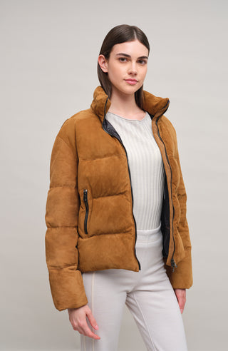 Daunenjacke aus Veloursleder von Frauenschuh Made in Italy Modell- Alpine CA in der Farbe cappuccino Vorderansicht Model cropped
