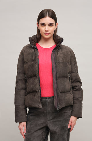 Daunenjacke aus Veloursleder von Frauenschuh Made in Italy Modell- Alpine CA in der Farbe elefant Vorderansicht am Model cropped