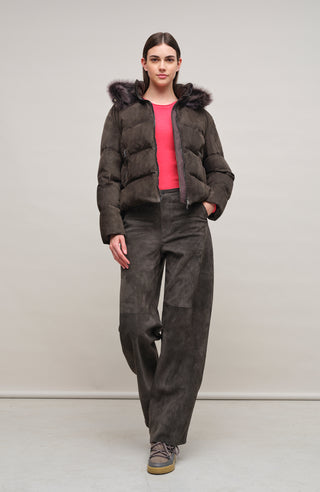 Daunenjacke aus Veloursleder von Frauenschuh Made in Italy Modell- Alpine CA in der Farbe elefant Vorderansicht am Model.