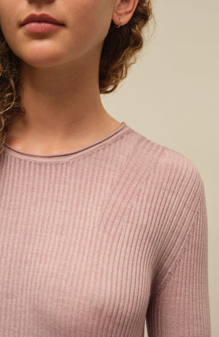 Eng anliegender Damen-Kaschmirpullover mit Rundhalsausschnitt in dustyrose (Farbe: rose), Modell 640601 AvrilDyed-RB –Detailansicht Modelbild.