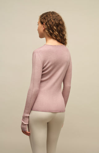 Eng anliegender Damen-Kaschmirpullover mit Rundhalsausschnitt in dustyrose (Farbe: rose), Modell 640601 AvrilDyed-RB –Rueckansicht Modelbild.
