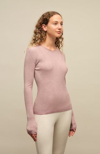 Eng anliegender Damen-Kaschmirpullover mit Rundhalsausschnitt in dustyrose (Farbe: rose), Modell 640601 AvrilDyed-RB –Seitenansicht Modelbild.