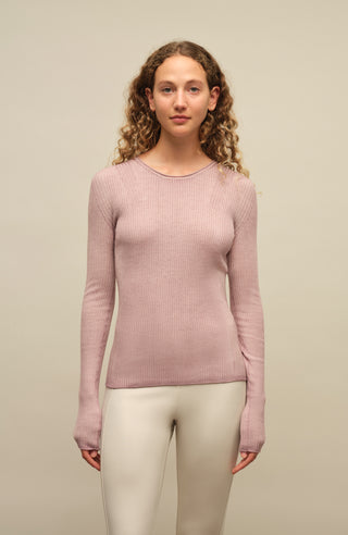Eng anliegender Damen-Kaschmirpullover mit Rundhalsausschnitt in dustyrose (Farbe: rose), Modell 640601 AvrilDyed-RB –Vorderansicht  Modelbild.