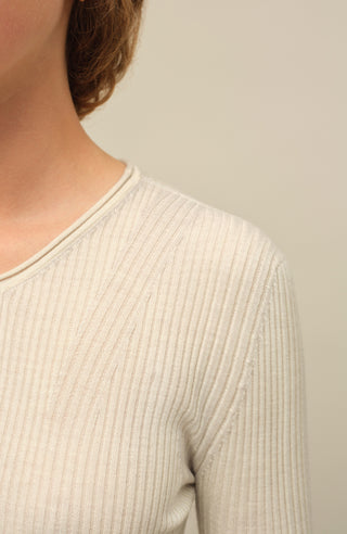 Eng anliegender Damen-Kaschmirpullover mit Rundhalsausschnitt in beige (Farbe: hbeige), Modell 640601 AvrilDyed-RB –Detailbild Model Bild.