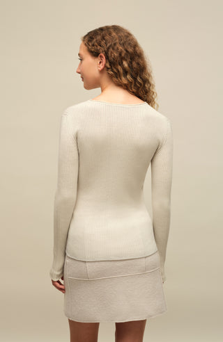 Eng anliegender Damen-Kaschmirpullover mit Rundhalsausschnitt in beige (Farbe: hbeige), Modell 640601 AvrilDyed-RB –Rueckansicht Modelbild.