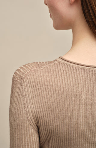 Eng anliegender Damen-Kaschmirpullover mit Rundhalsausschnitt in grün , Modell 640601 AvrilDyed-RB –Detailansicht Modelbild.