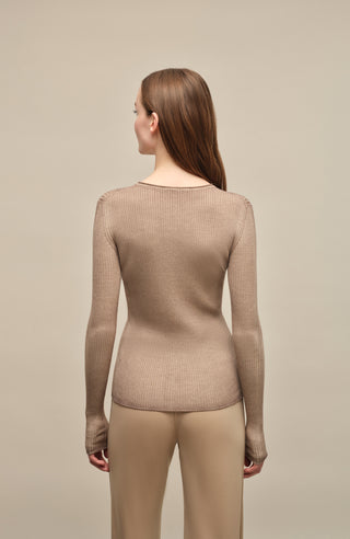 Eng anliegender Damen-Kaschmirpullover mit Rundhalsausschnitt in grün , Modell 640601 AvrilDyed-RB –Rueckansicht Modelbild.