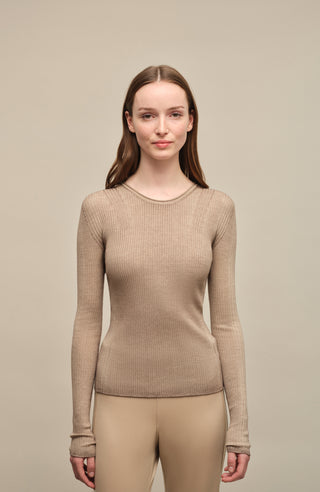 Eng anliegender Damen-Kaschmirpullover mit Rundhalsausschnitt in grün , Modell 640601 AvrilDyed-RB –Vorderansicht Modelbild.