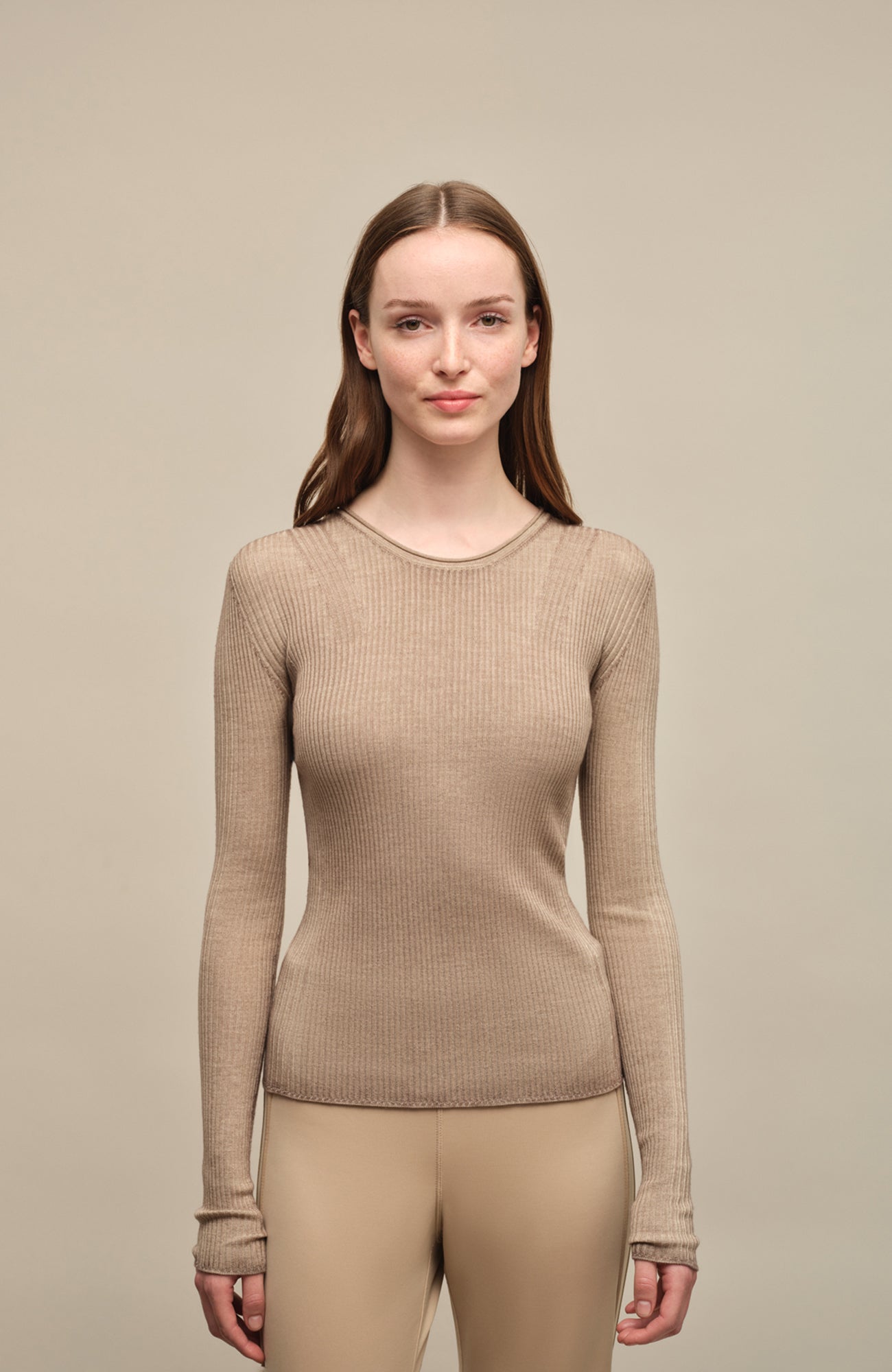 Eng anliegender Damen-Kaschmirpullover mit Rundhalsausschnitt in grün , Modell 640601 AvrilDyed-RB –Vorderansicht Modelbild.