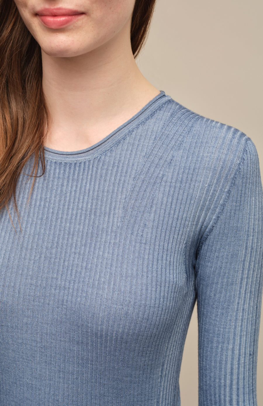 Eng anliegender Damen-Kaschmirpullover mit Rundhalsausschnitt in hellblau,(Farbe: hellblau, Modell 640601 AvrilDyed-RB –Detailansicht Modelbild.