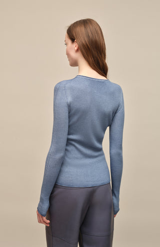 Eng anliegender Damen-Kaschmirpullover mit Rundhalsausschnitt in hellblau,(Farbe: hellblau, Modell 640601 AvrilDyed-RB –Rueckansicht Modelbild.