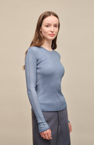 Eng anliegender Damen-Kaschmirpullover mit Rundhalsausschnitt in hellblau,(Farbe: hellblau, Modell 640601 AvrilDyed-RB –Seitenansicht Modelbild.