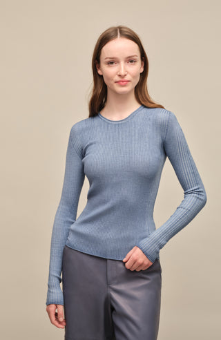 Eng anliegender Damen-Kaschmirpullover mit Rundhalsausschnitt in hellblau, (Farbe: hellblau, Modell 640601 AvrilDyed-RB –Vorderansicht Modelbild.