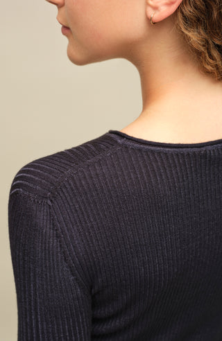 Eng anliegender Damen-Kaschmirpullover mit Rundhalsausschnitt in Dunkelblau (Farbe: Midnight), Modell 640601 AvrilDyed-RB – Detailansicht Modelbild.