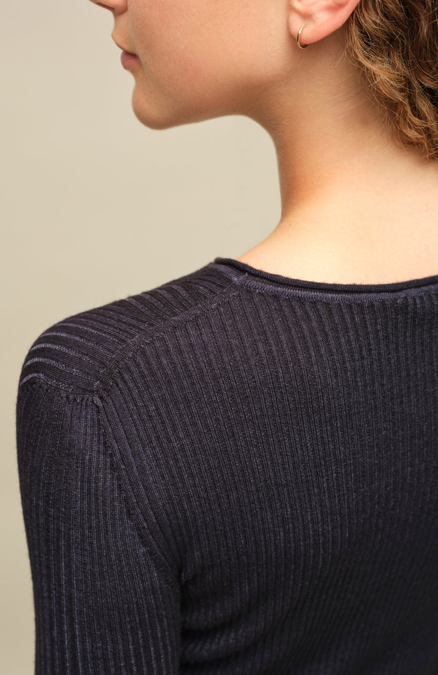 Eng anliegender Damen-Kaschmirpullover mit Rundhalsausschnitt in Dunkelblau (Farbe: Midnight), Modell 640601 AvrilDyed-RB – Detailansicht Modelbild.